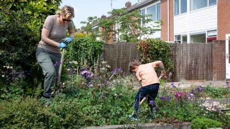 In de tuin werken
